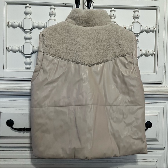 Gilli Cream Fleece Vest - Picture 4 of 13